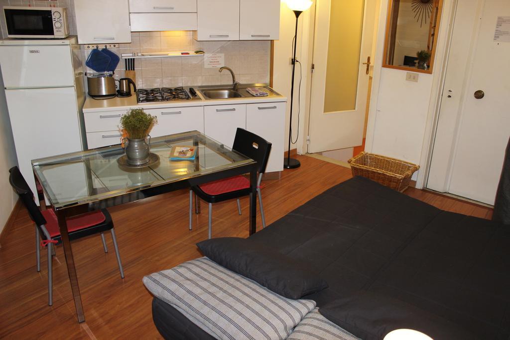 Guide Tour Apartments Неаполь Екстер'єр фото